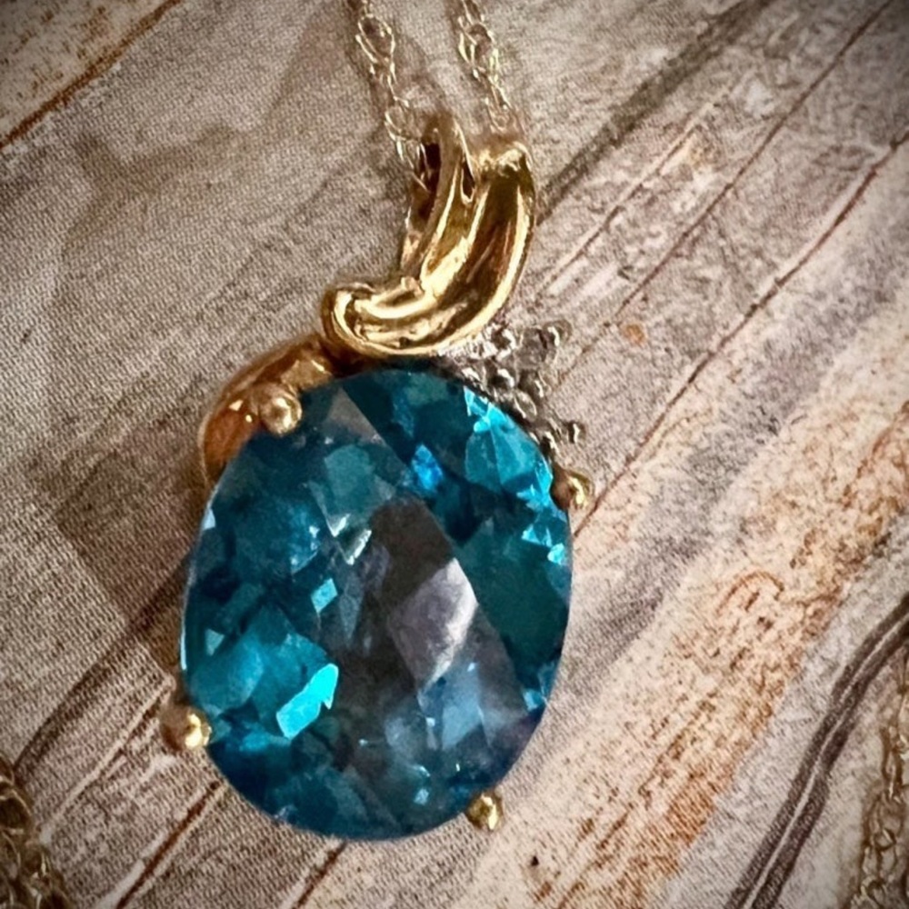 Vintage Solid 10K Gold Swiss Blue Topaz & Diamond Pendant on 18 inch 10K Chain - Picture 14 of 17